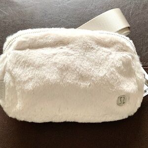 $68 Lululemon Everywhere Belt Bag Plush Fleece LU9BVPS